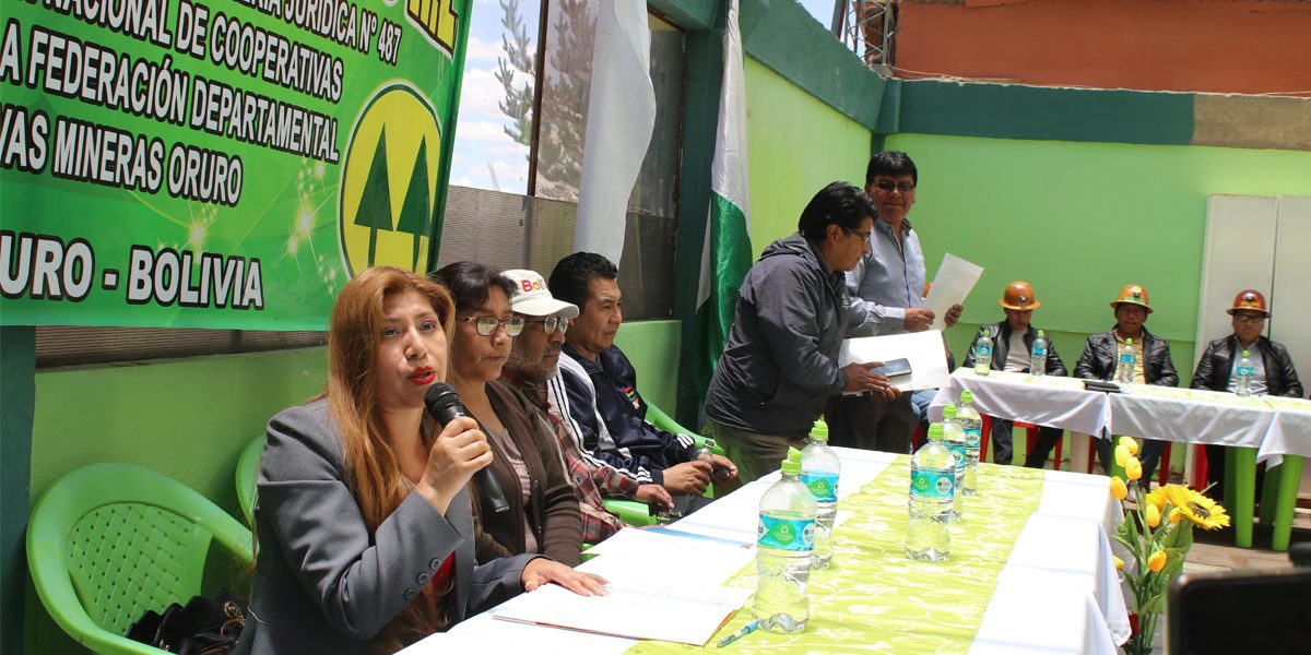 Dirigentes De Cooperativa Minera Poopó Rl Reciben Credenciales Dirigentes De Cooperativa Minera Poopó Rl Reciben Credenciales